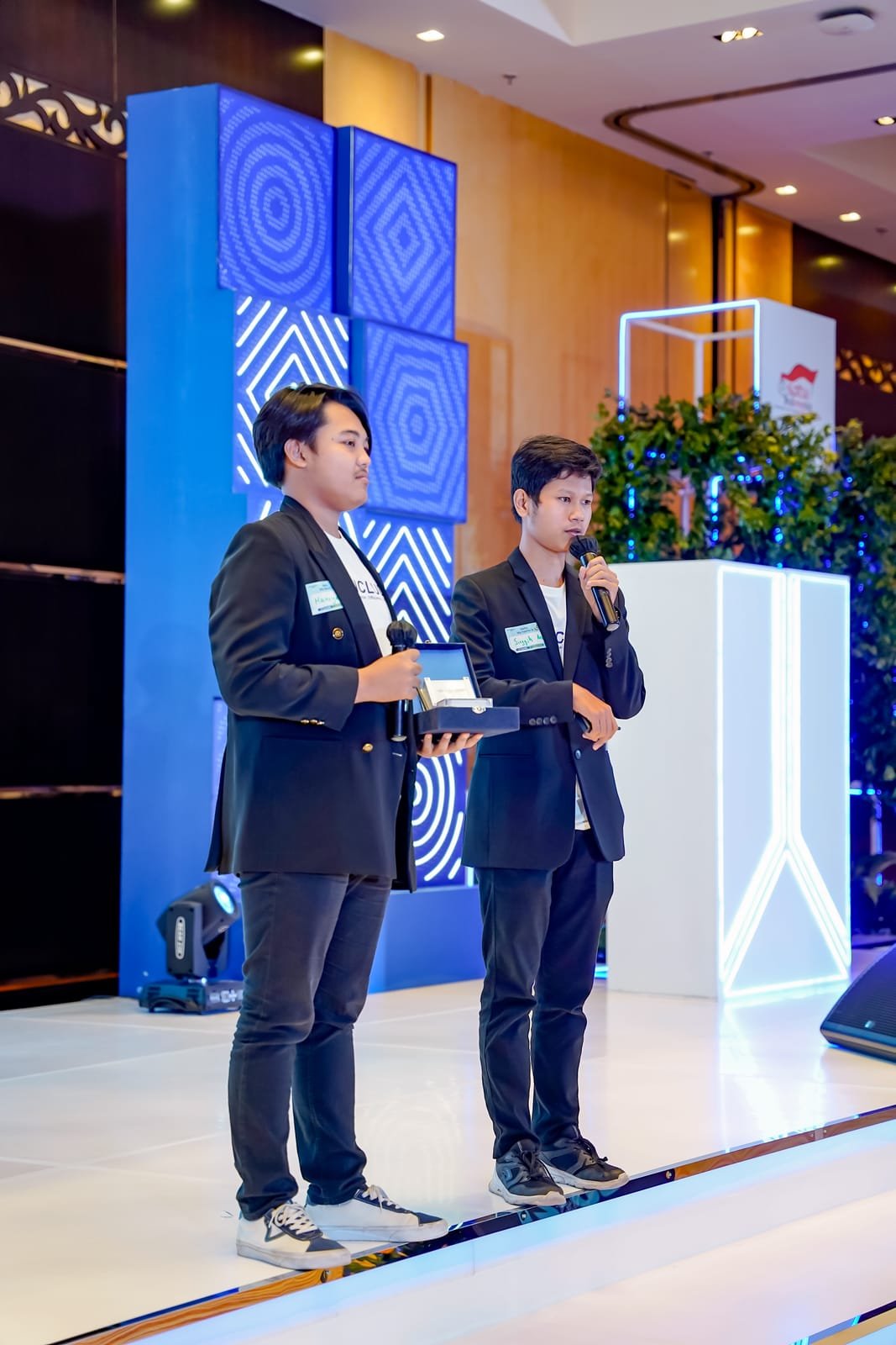 Tim INCLUDE Technology mempresentasikan solusi IoT-nya di hadapan dewan juri Astranauts 2024.