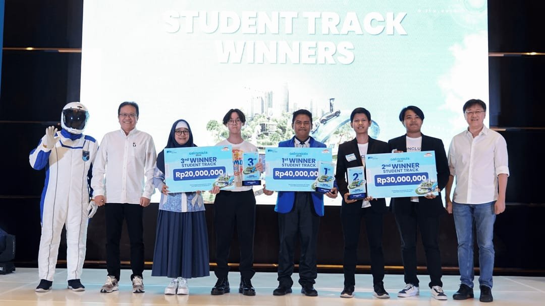 Para pemenang Student Track Astra Astranauts 2024 di panggung Menara Astra — INCLUDE Technology (kanan) meraih Juara 2.