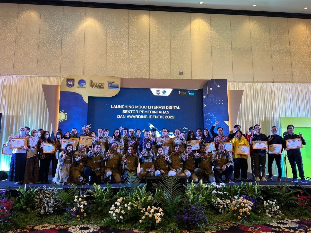 Para penerima anugerah IdenTIK 2022 bersama pejabat Kementerian Kominfo pada malam penganugerahan di Bandung.